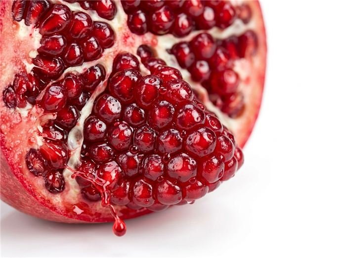 Frische rote Granatapfelkerne, die den Hinuki Jelly-Stick aromatisieren